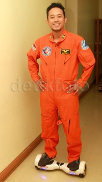 Denny berpose sendirian. Pool/Gusmun/detikFoto.
