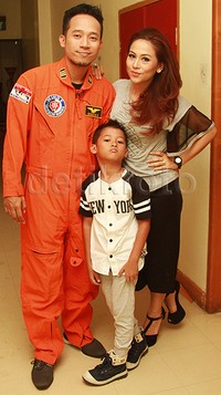 Denny tampil bersama istrinya, Santi dan anaknya, Fabian. Pool/Gusmun/detikFoto.