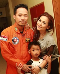 Sang pelawak memang sering mengajak keluarganya ke tempat kerja. Pool/Gusmun/detikFoto.