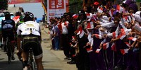 Para siswa memberikan semangat dengan mengibarkan bendera merah putih.