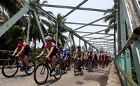 Iring-iringan pebalap peserta Etape 1 Tour de Singkarak.
