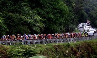 Meski terjadi insiden dan diputuskan tak ada penghitungan poin, sebagian besar pebalap tetap mencapai garis finis dengan beradu sprint di 10 km terakhir untuk memperebutkan hadiah.