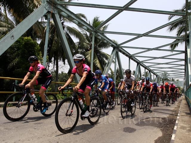 Adu Sprint 10 Km Terakhir di Etape 1 Tour de Singkarak