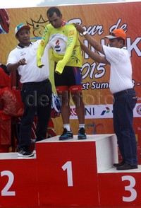 Mehdi Sohrabi finis di urutan pertama dalam adu sprint 10 kilometer terakhir.