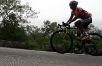 Para pebalap harus menghadapi tanjakan menantang di etape 2 Tour de Singkarak.