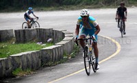 Para pebalap melintasi titik King of Mountain kategori 1. Layak dikategorikan tinggi karena titik tersebut berlokasi di ketinggian 1.002 mdpl.