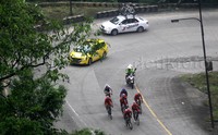 Pebalap melewati jalanan menanjak dan berkelok.