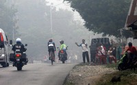 Etape 2 sendiri berlangsung di tengah kepulan kabut asap yang cukup tebal.