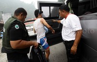 Pebalap yang cidera mendapat pengobatan.
