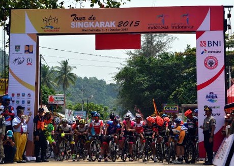 Start Tour de Singkarak: Dari Sesi Foto Bareng sampai Para Polisi Kecil