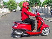 Membelah Kepadatan Kota dengan Skutik Yamaha Bercita Rasa Eropa