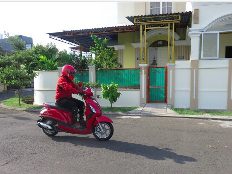 Membelah Kepadatan Kota dengan Skutik Yamaha Bercita Rasa Eropa