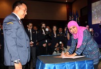 Khofifah menandatangani berita acara pengukuhan pengurus Karang Taruna. Pool/Lamhot Aritonang/detikFoto.