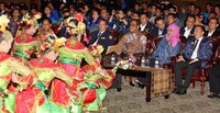 Tarian tradisional memeriahkan pengukuhan pengurus Karang Taruna. Pool/Lamhot Aritonang/detikFoto.