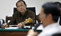 Suryadharma Ali mendengarkan kesaksian Saifudin Syafii. Pool/Lamhot Aritonang/detikFoto.