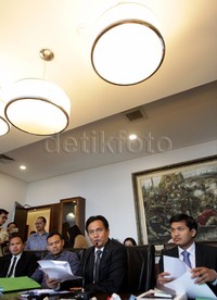 Yusril memberikan keterangan pers soal penonaktifan Sekolah Tinggi Ilmu Ekonomi (STIE) GICI oleh Kemenristek Dikti.