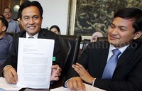 Yusril menunjukkan surat jawaban atas surat peringatan yang dilayangkan oleh Kemenristek Dikti.