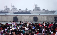 Warga menyaksikan atraksi berbagai kendaraan temput TNI.