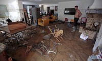 Salah satu rumah warga di Biot dipenuhi lumpur. REUTERS/Eric Gaillard.