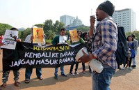 Para pendemo membawa poster dan spanduk tuntutan. Pool/Alfathir Yulianda/detikFoto.