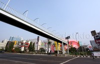 JPO ini berada di depan Metropolitan Mall Bekasi yang menyambung ke Pusat Perbelanjaan Mega Bekasi Hypermall (MBH) yang merupakan salah satu akses masuk menuju Kota Bekasi.
