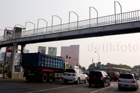Dengan adanya JPO, diharapkan pejalan kaki tidak lagi menyeberang seenaknya.