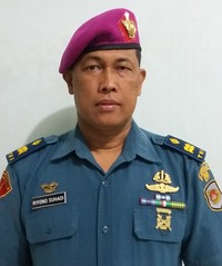 Peltu Riyono dengan pakaian militer lengkap dengan pangkatnya, ia  sebelum sekolah militer sempat mengenyam pendidikan S1 di Ilmu Tarbiyah di Sekolah Tinggi Agama Islam Salahuddin Al-Ayyubi     