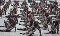 Aksi klosal ini diperlihatkan dalam rangka peringatan HUT ke-70 TNI.