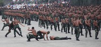 Aksi senam dan beladiri ini lakukan oleh ribuan prajurut TNI AD.