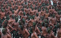 Ribuan Anggota TNI AD menampilkan aksi senam beladiri saat  HUT ke-70 TNI.     