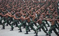 Para pajurit dengan sigap dan serius memperlihatkan kemampuan mereka.