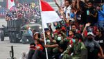 Warga Ikut Parade Naik Tank TNI