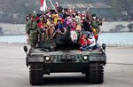 Warga Ikut Parade Naik Tank TNI