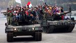 Warga Ikut Parade Naik Tank TNI