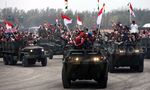 Warga Ikut Parade Naik Tank TNI