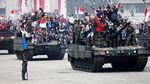 Warga Ikut Parade Naik Tank TNI