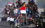 Warga Ikut Parade Naik Tank TNI