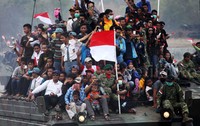 Tidak lupa warga mengabadikan diri di atas tank.