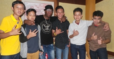 Terjun ke Dunia Musik, The RV Gaet Keith Martin