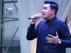 Kekuatan Vokal Tulus di Konser Dua Ruang Buat Kagum Penonton