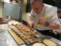 Chouquette buatan Chef Gerald tampil menggoda karena dibuat layaknya cake-pop. Bagian atas sus diberi lapisan cokelat warna warni yang meriah.