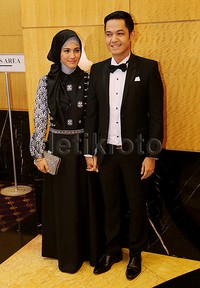 Alyssa kenakan dress bernuansa hitam dan silver sementara Dude necis berjas hitam. Pool/Ismail/detikFoto.