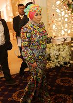 Melly Goeslaw Berbaju Kartun Warna-warni di Nikahan Chelsea-Glenn