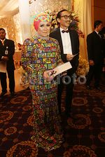 Melly Goeslaw Berbaju Kartun Warna-warni di Nikahan Chelsea-Glenn