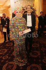 Melly Goeslaw Berbaju Kartun Warna-warni di Nikahan Chelsea-Glenn