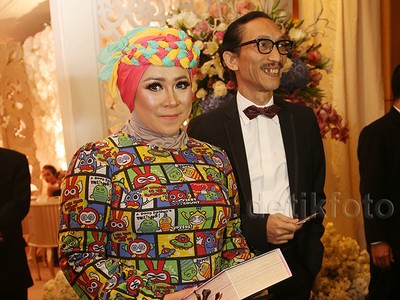 Melly Goeslaw Berbaju Kartun Warna-warni di Nikahan Chelsea-Glenn