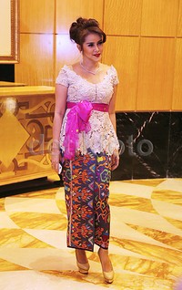 Olla memilih tampil kenakan kebaya putih bermotif bunga dipadu kain tenun dan pump shoes krem. Pool/Ismail/detikFoto.