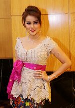 Pretty Mom! Olla Ramlan Berkebaya di Nikahan Chelsea dan Glenn