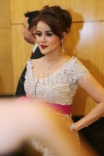 Pretty Mom! Olla Ramlan Berkebaya di Nikahan Chelsea dan Glenn