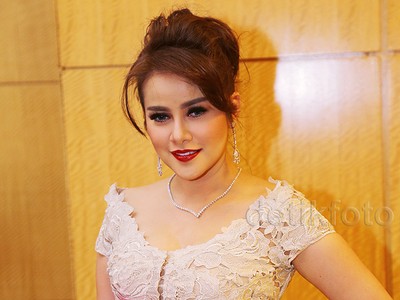 Pretty Mom! Olla Ramlan Berkebaya di Nikahan Chelsea dan Glenn
